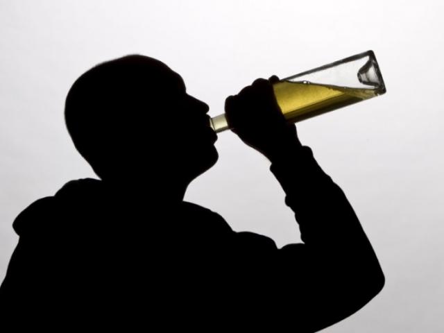 Comment l’hypnose peut aider à se débarrasser de l’habitude de boire de l’alcool?